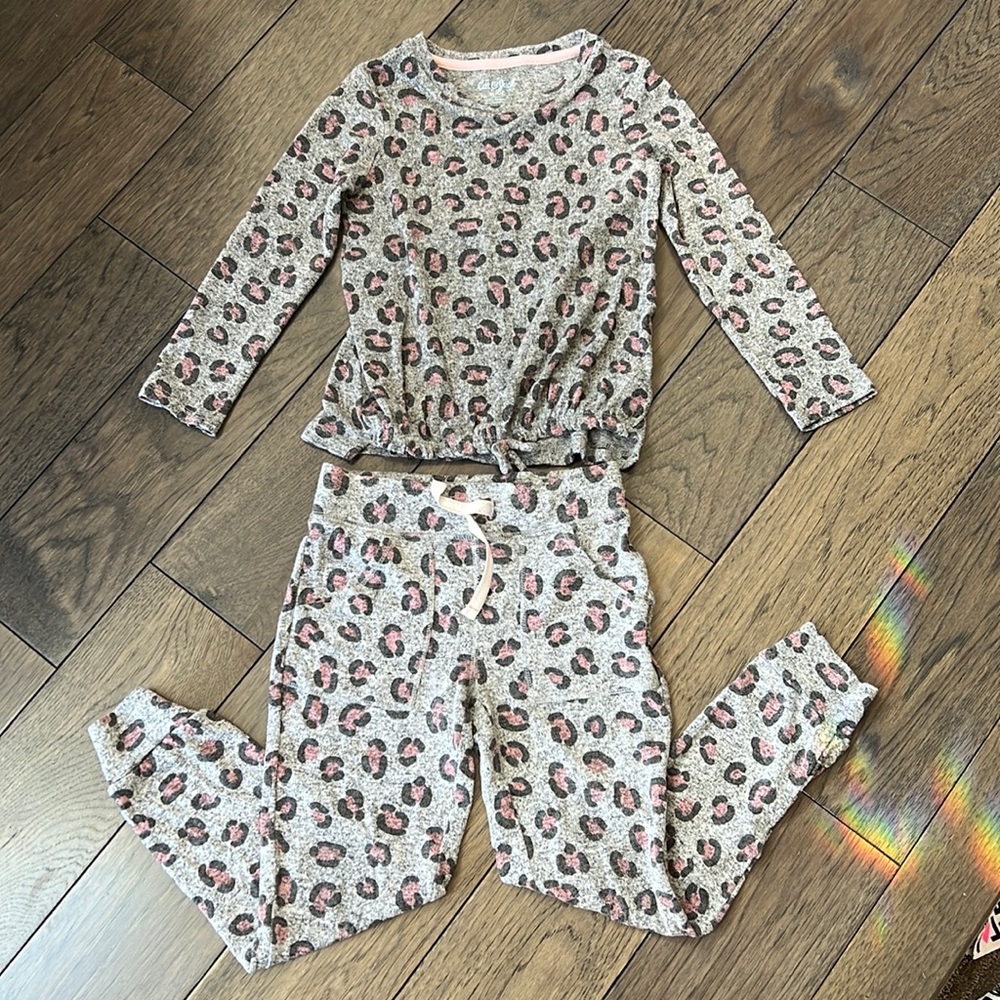 Cat and Jack outfit. Size 4/5
